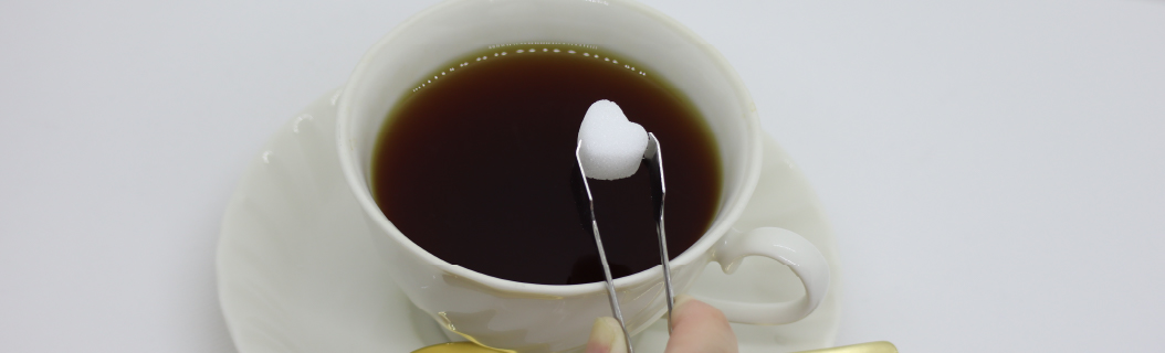 温かみのある喫茶店のカウンターとコーヒー